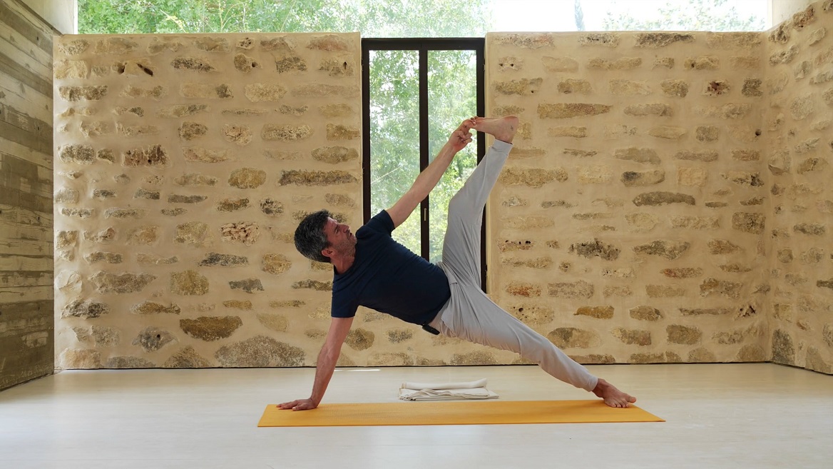 אימון ויג'נאנה יומי- שיווי משקל על הידיים